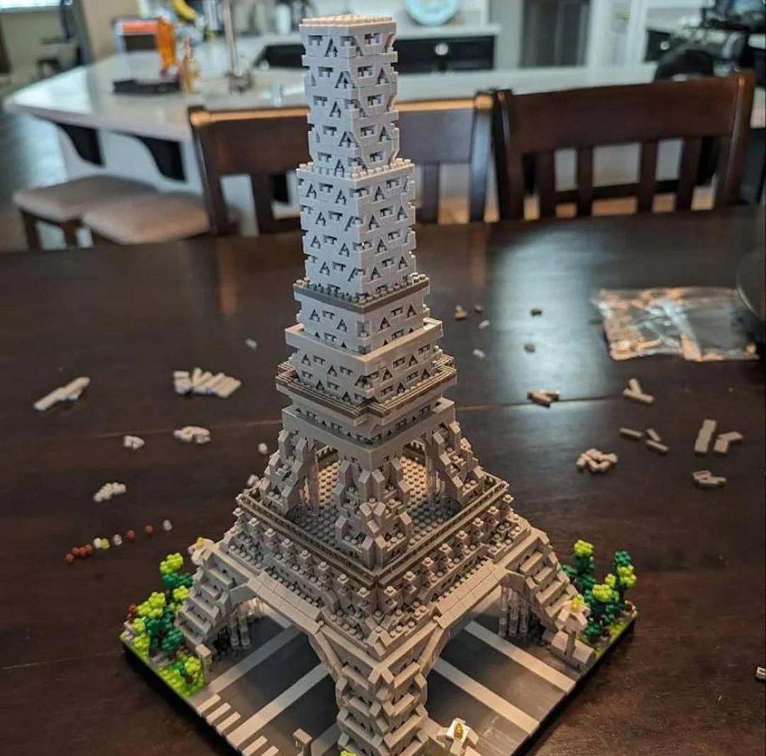 EIFFEL TOWER BUILDING BLOCKS SET 3000 + PCS MASTERPIECE KIT